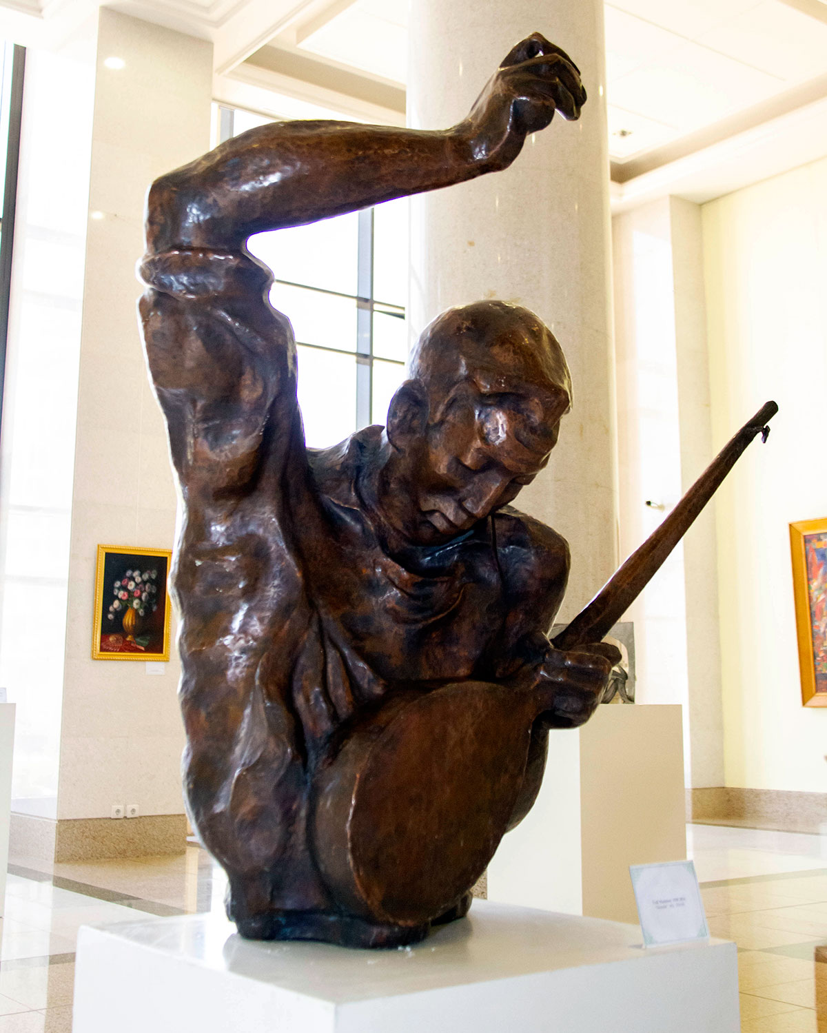 Герои выставки – талантливые личности, увековеченные в красках и бронзе