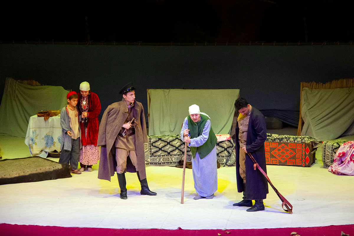 В студенческом театре идут премьеры