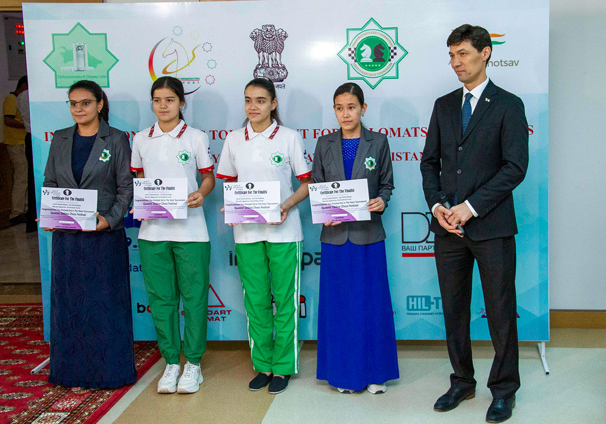 За доской не только дипломаты