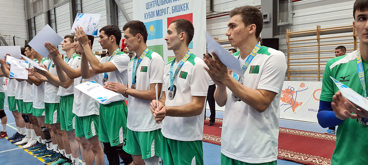 Türkmen woleýbolçylary Merkezi Aziýanyň Çagyryş Kubogynyň kümüş medalyna eýe boldular