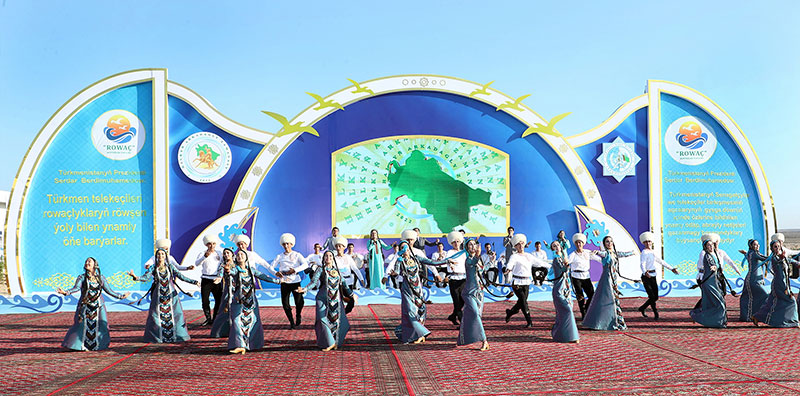 Hormatly Prezidentimiz Serdar Berdimuhamedow deňiz kenaryndaky täze kottejler toplumynyň açylyş dabarasyna gatnaşdy