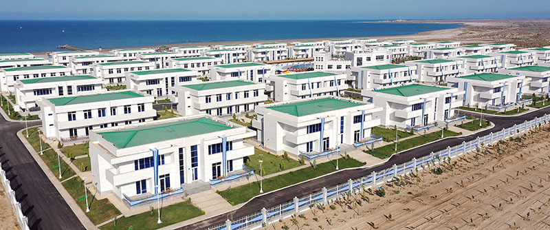 Hormatly Prezidentimiz Serdar Berdimuhamedow deňiz kenaryndaky täze kottejler toplumynyň açylyş dabarasyna gatnaşdy