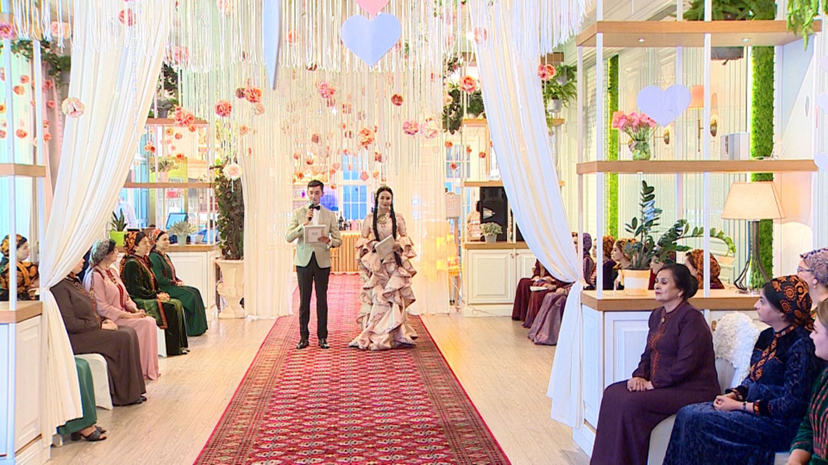 Milli we döwrebap lybaslaryň görkeziliş dabarasy geçirildi