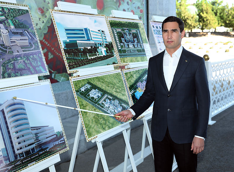 Türkmenistanyň Prezidenti paýtagtymyzyň täze gurluşyklaryndaky işleriň ýagdaýy bilen tanyşdy