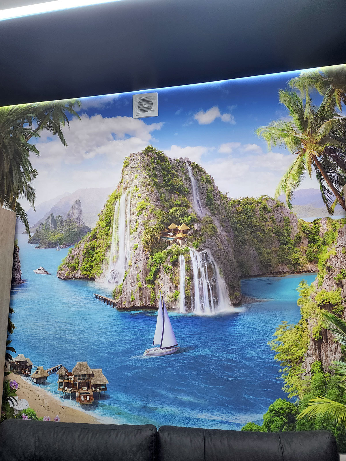 Art wallpaper will decorate the premises