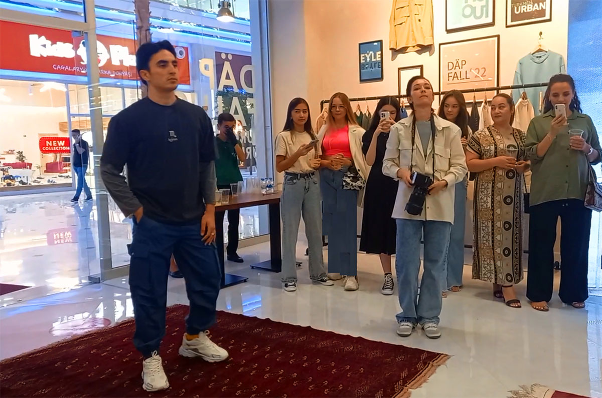 Aşgabatda ýaşlara mahsus biçüwindäki täze lybaslar bilen tanyşlyk geçirildi