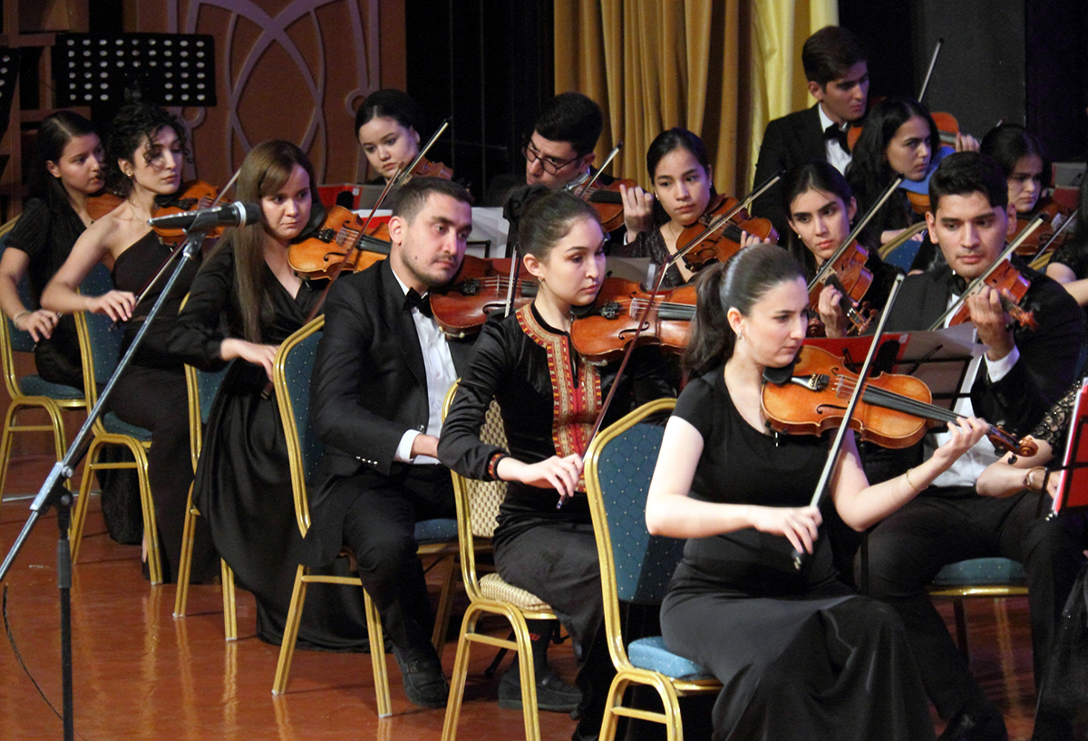 И снова у дирижерского пульта Расул Клычев