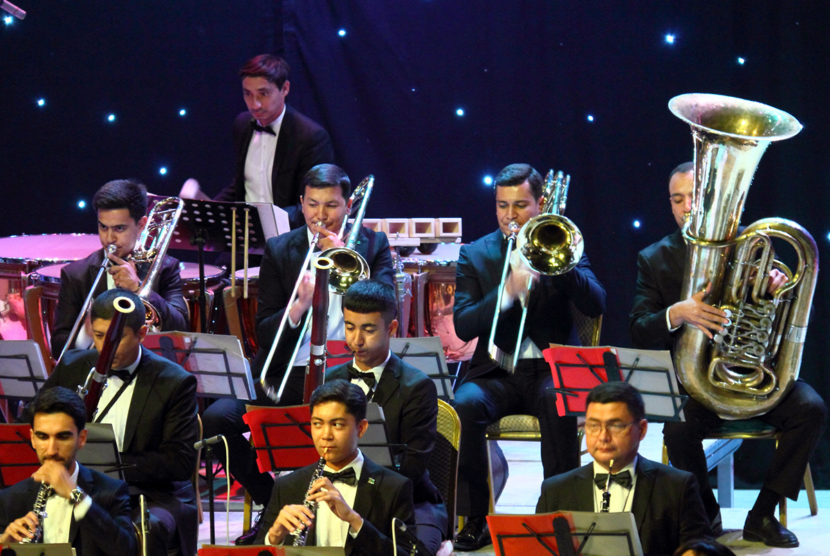 И снова у дирижерского пульта Расул Клычев