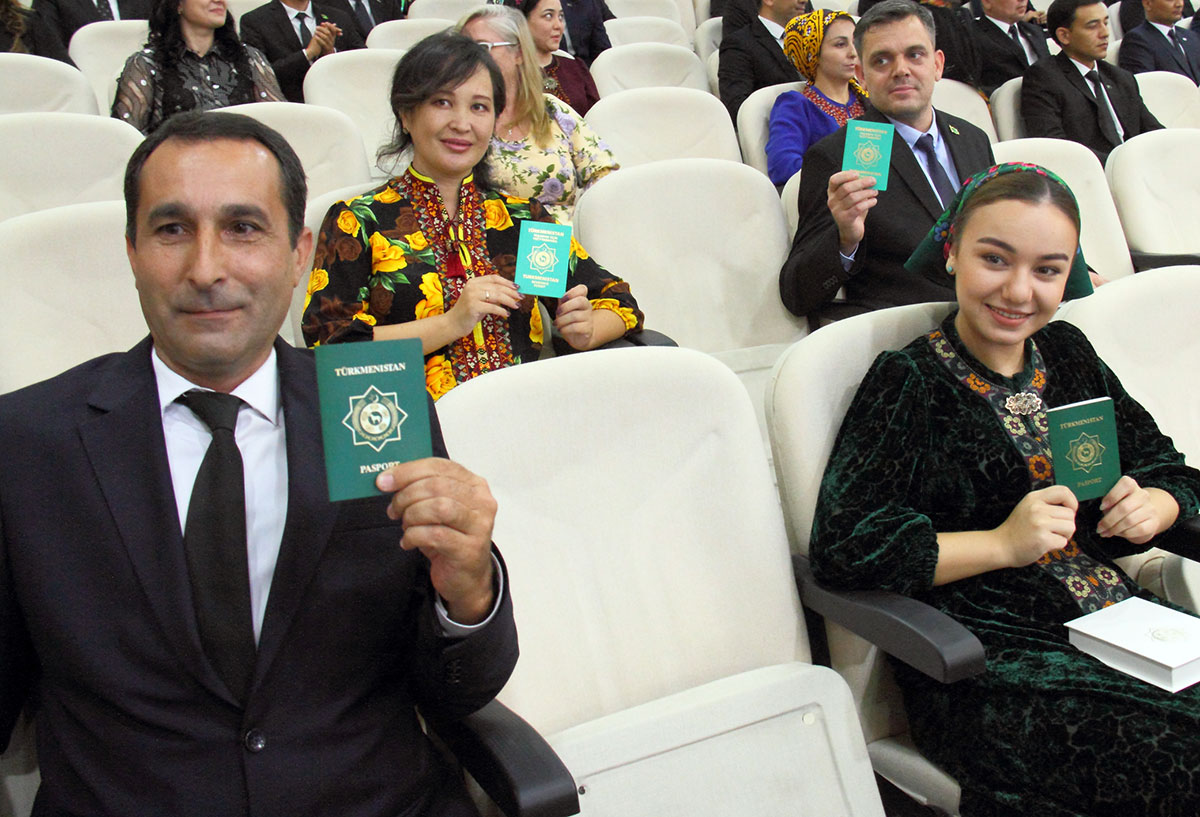 Вручены паспорта новым гражданам Туркменистана