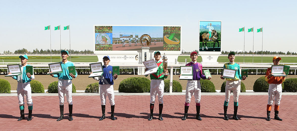 Türkmenistanyň Prezidenti Halkara ahalteke atçylyk sport toplumyndaky dabaralara gatnaşdy