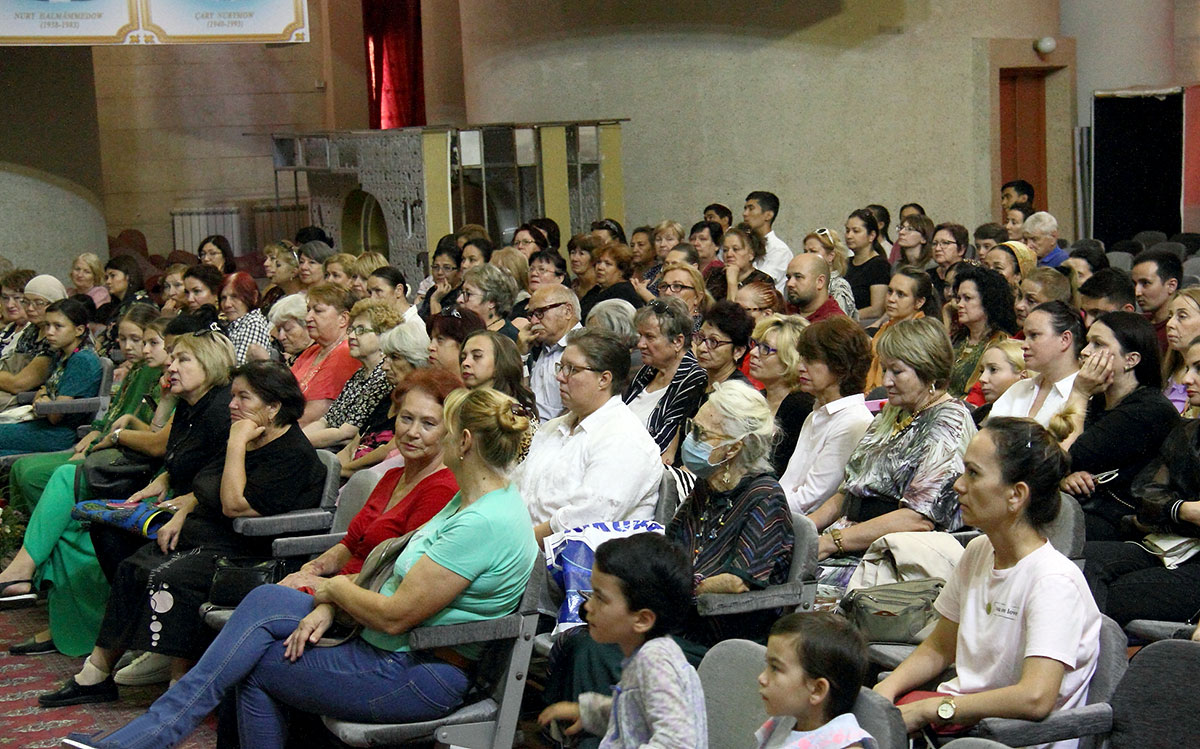 Звуками дутара открылся концерт к Международному дню музыки