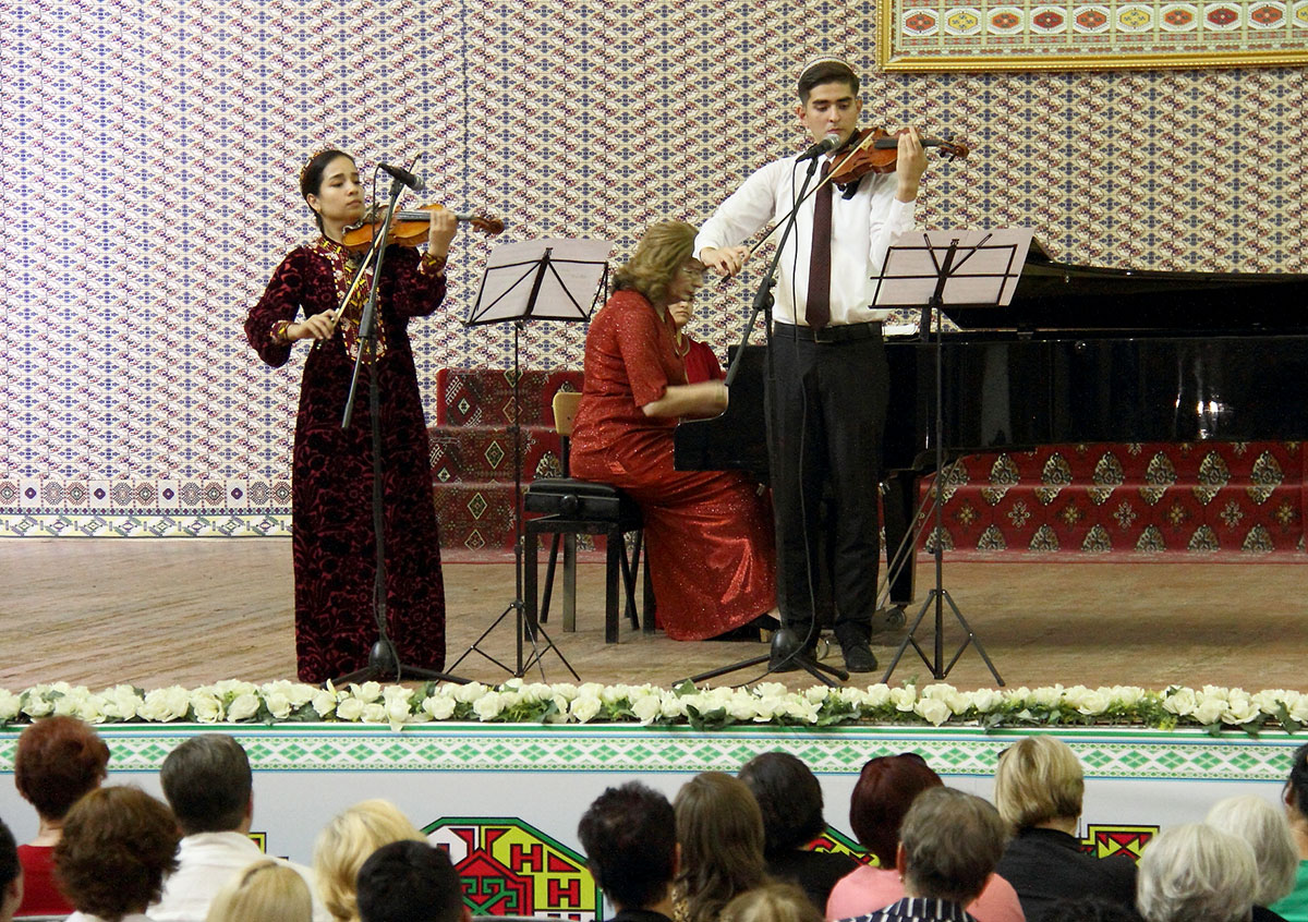 Звуками дутара открылся концерт к Международному дню музыки