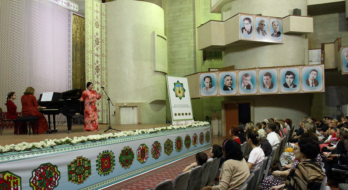 Звуками дутара открылся концерт к Международному дню музыки