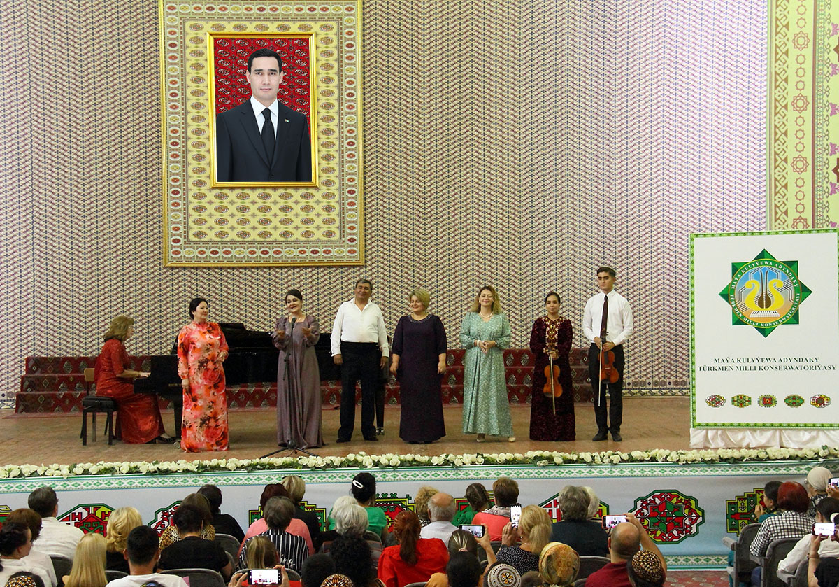 Звуками дутара открылся концерт к Международному дню музыки