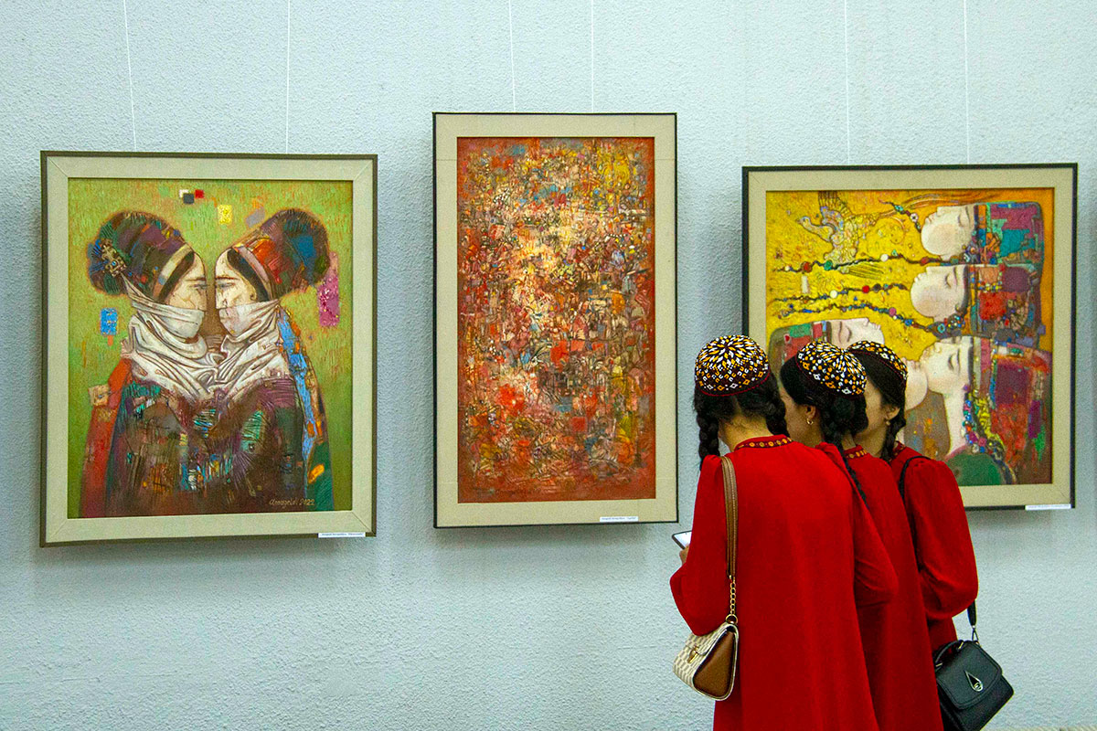 Выставляются работы художников Марыйского велаята