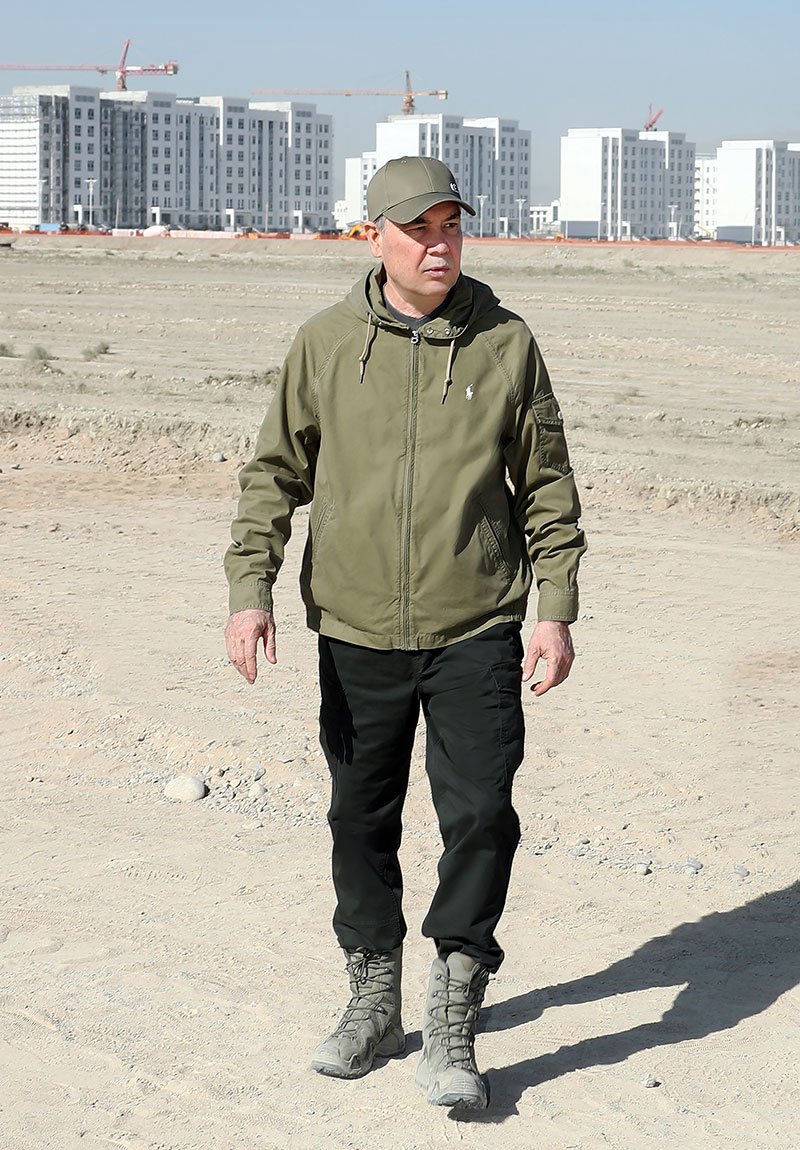 Ahal welaýatynyň täze, döwrebap edara ediş merkezinde guruljak metjidiň taslamasyna garaldy