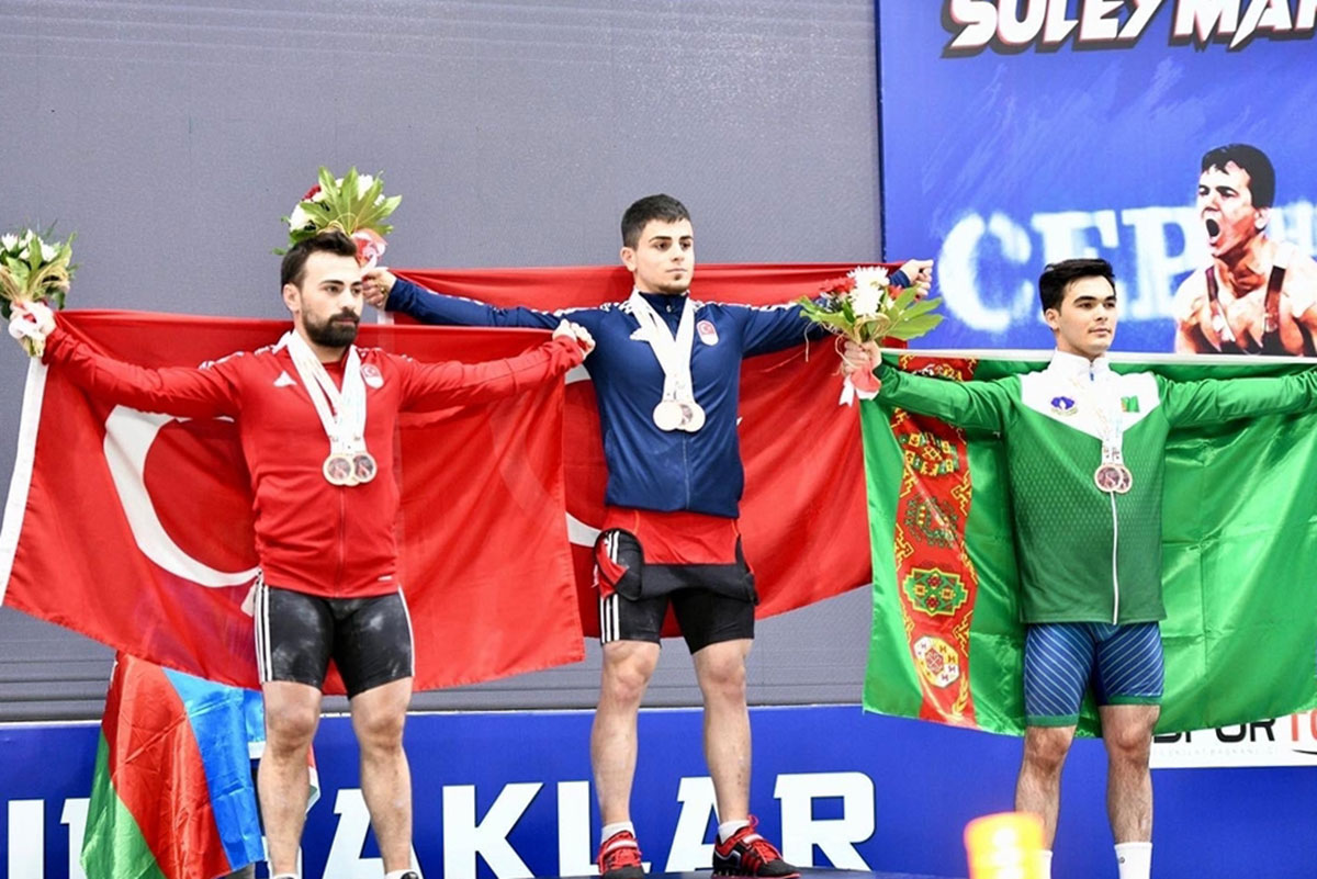 Восемь медалей туркменских тяжелоатлетов на международном турнире в Турции