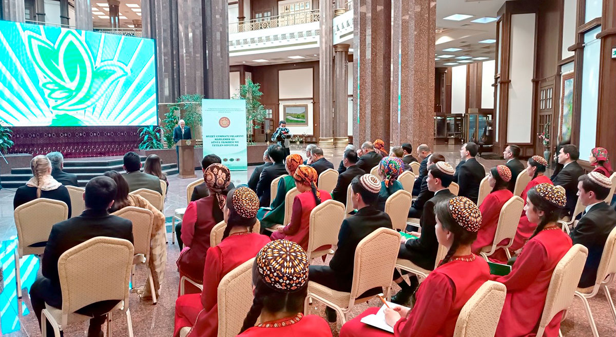 Türkmenistanyň Döwlet muzeýinde muzeý gymmatlyklaryny rejelemek işinde halkara hyzmatdaşlygynyň meseleleri boýunça brifing geçirildi