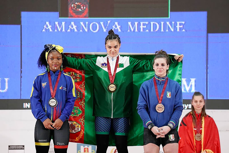 Туркменская тяжелоатлетка стала чемпионкой мира среди девушек не старше 17 лет с тремя золотыми медалями