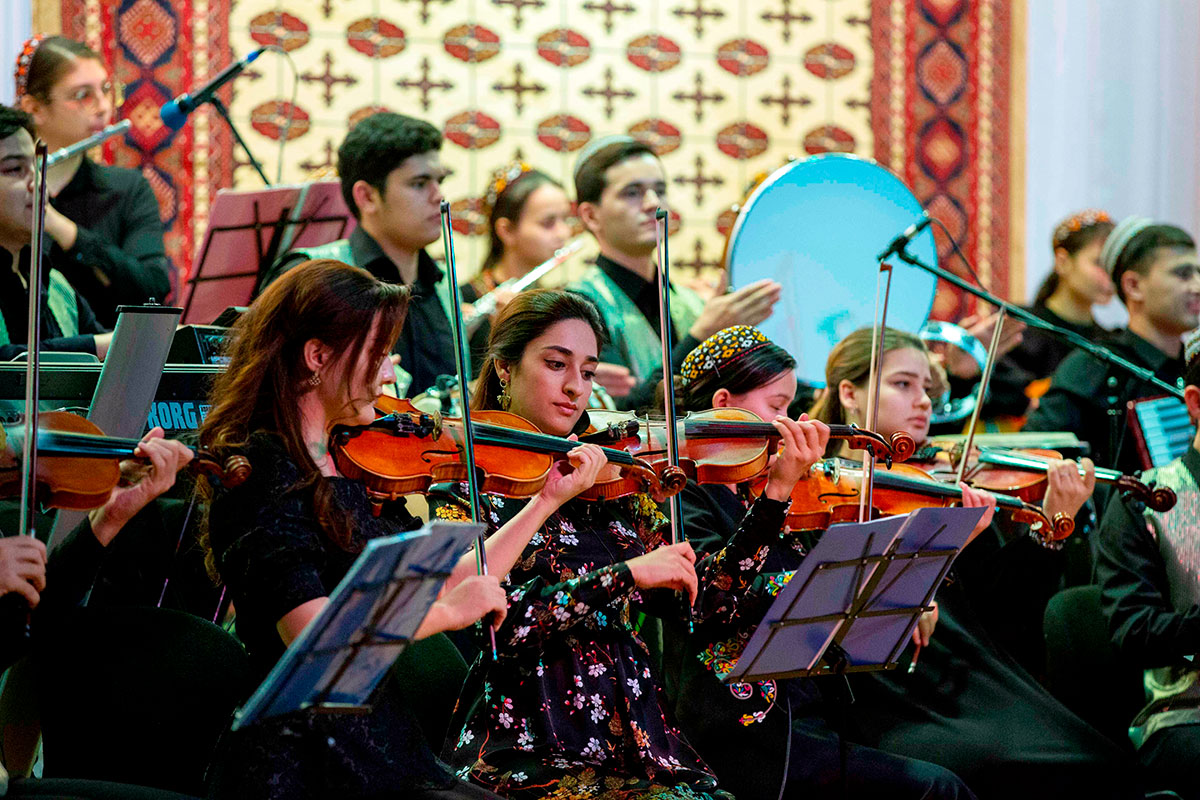 The pop orchestra of the Turkmen Conservatory invites you to feel the