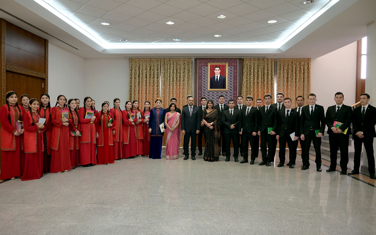 Türkmenistanyň diplomatiýanyň ýokary okuw mekdebinde Hindistanyň güni geçirildi