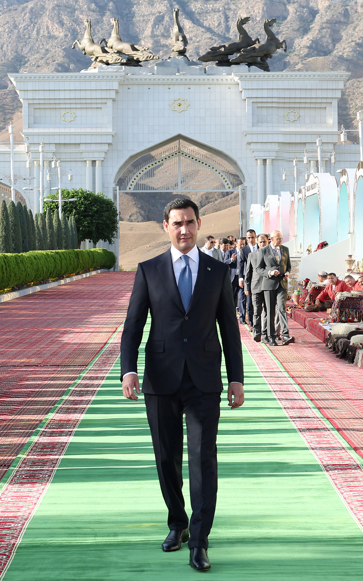 Президент Сердар Бердымухамедов принял участие в торжествах по случаю Национального праздника туркменского скакуна