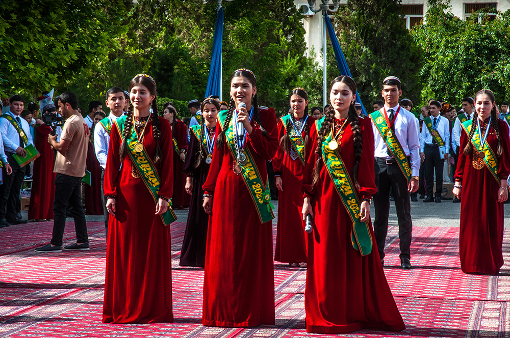 В Туркменистане состоялись торжественные линейки по случаю «Последнего звонка»