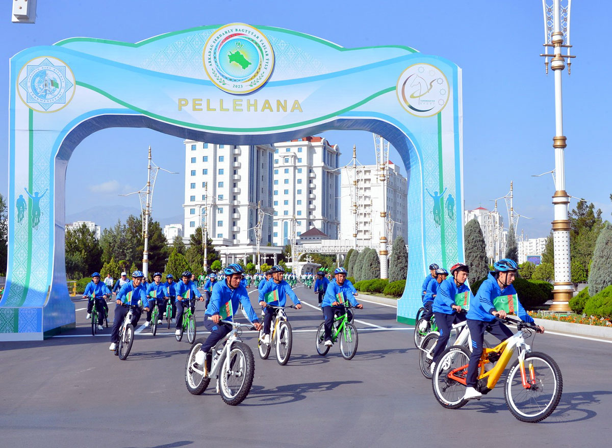 President Serdar Berdimuhamedov took part in a bike ride on the occasion of World Bicycle Day