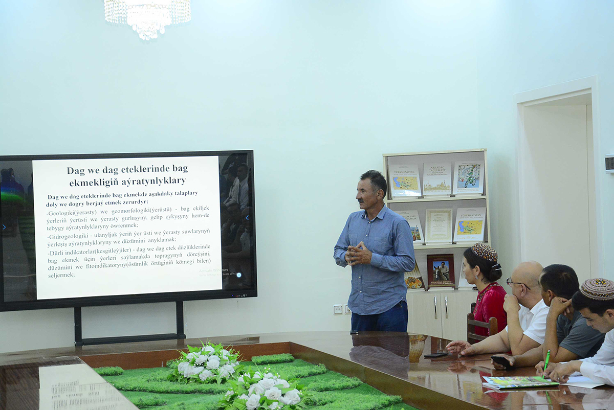 В аграрном вузе Туркменистана обсудили тему выращивания фисташки