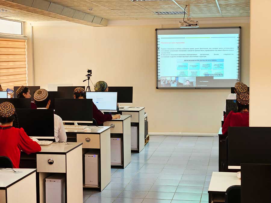 В Ашхабаде завершился пятидневный тренинг для преподавателей и студентов института финансов