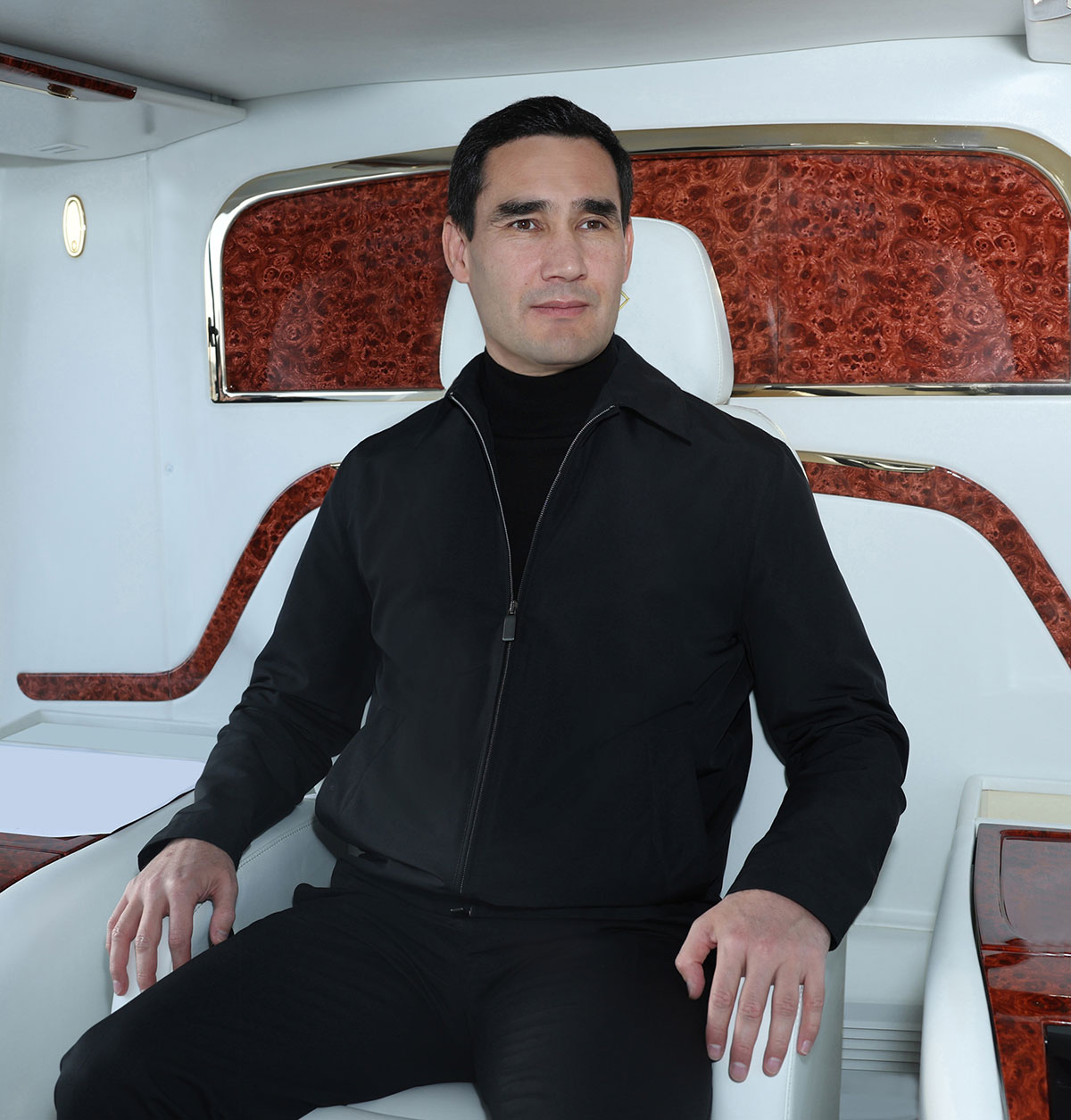 Türkmenistanyň Prezidenti paýtagtymyzda we Arkadag şäherinde alnyp barylýan  gurluşyk işleri bilen tanyşdy