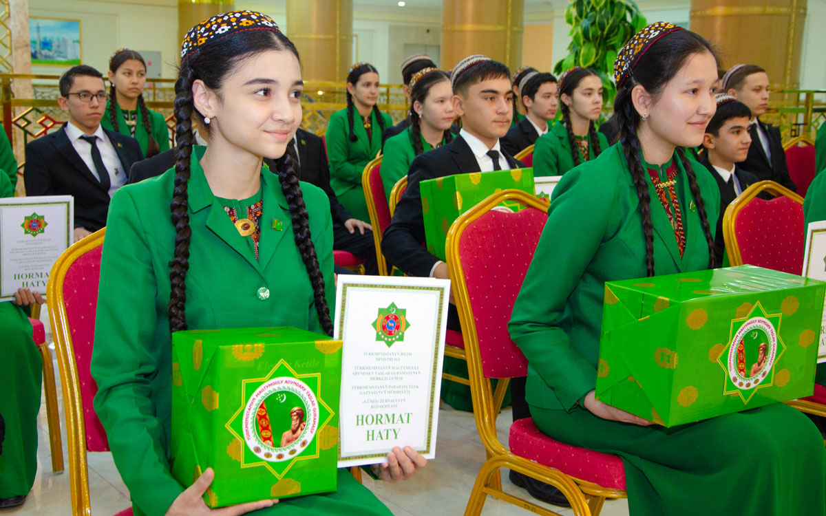 Participants of the "Parahatçylyk: çagalaryň sesi" contest  were awarded in Ashgabat