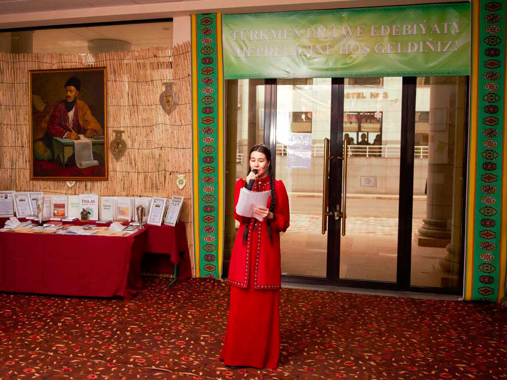 В ТГУ им.Махтумкули проходит Неделя кафедры туркменской литературы