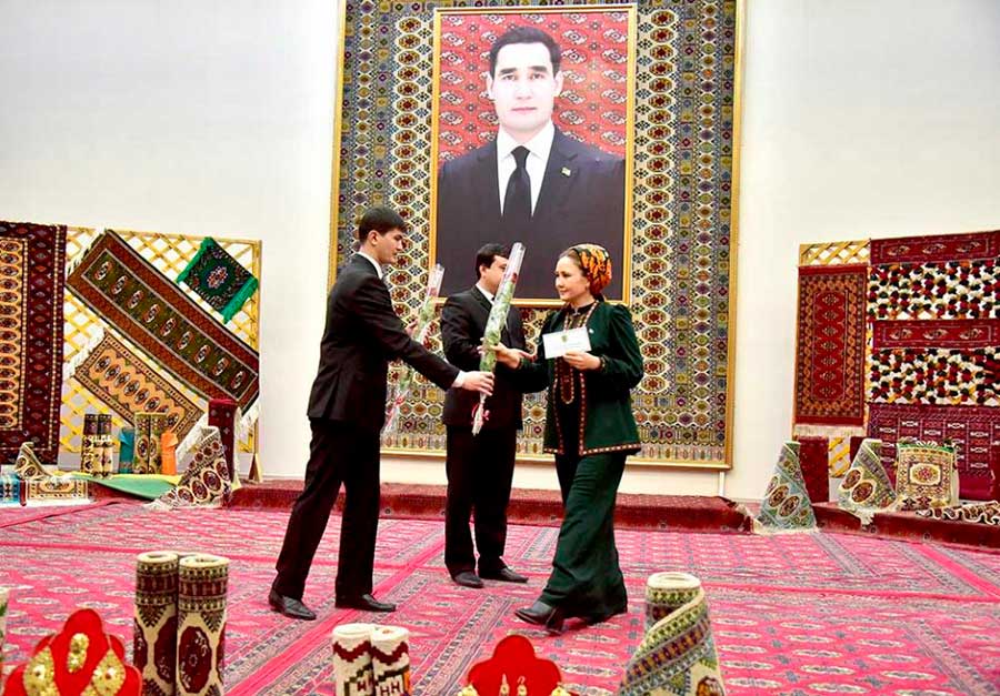 Женщинам и девушкам вручены денежные подарки от имени Президента Туркменистана