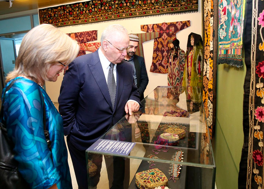 Clothing and jewelry of Turkmenistan presented at the exhibition in Baku