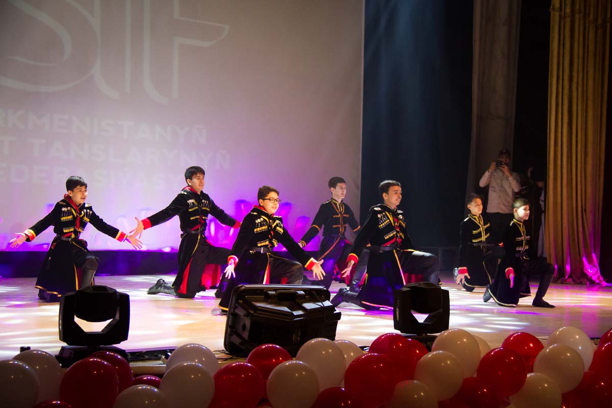 Танцевальное шоу с брейк-дансом, лезгинкой и небольшим батлом между ними