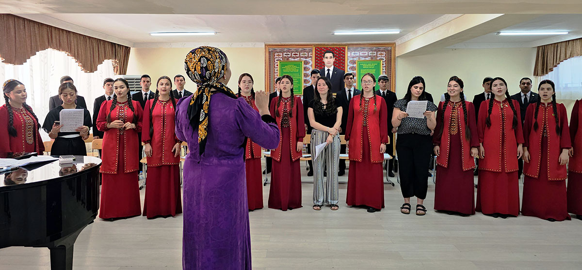А капелла группа из США провела мастер-классы для туркменских студентов