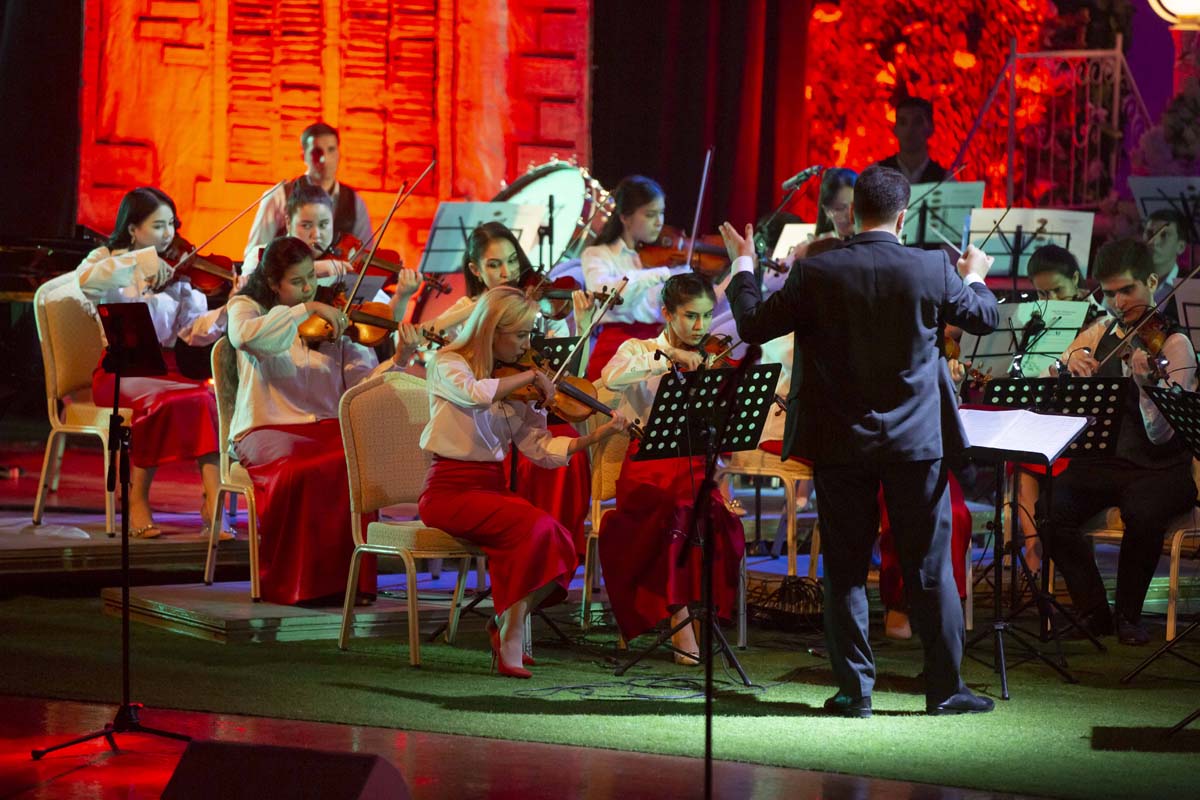 Tahyr Ataýewiň orkestri we italýan kompozitorlarynyň sazlary