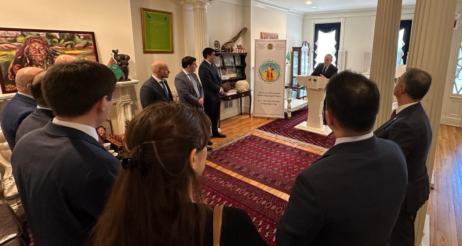Посольство Туркменистана в Вашингтоне организовало шахматный турнир в честь 300-летия великого туркменского поэта Махтумкули Фраги