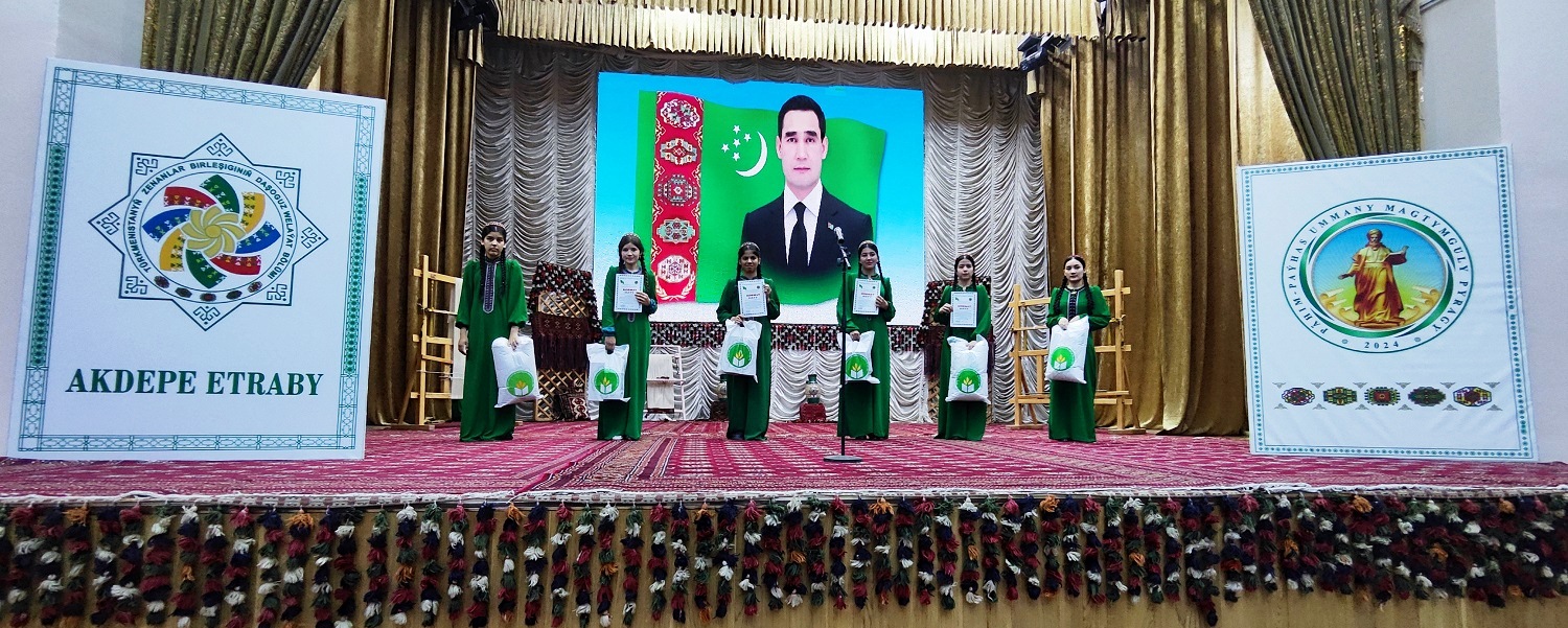 Юные ковровщицы Туркменистана соревнуются в своём мастерстве