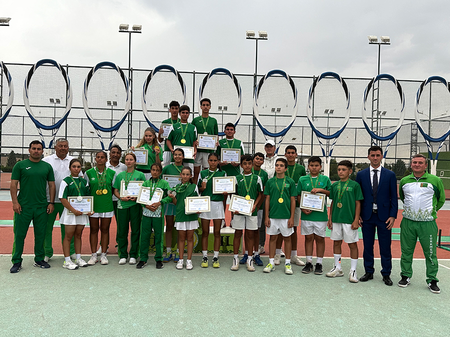 Türkmenistanyň birinji raketkasy tennis boýunça Aşgabadyň birinjiliginde dört altyn medal gazandy
