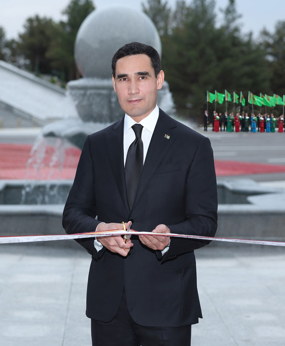 И вознёсся главою до небес памятник великому Махтумкули