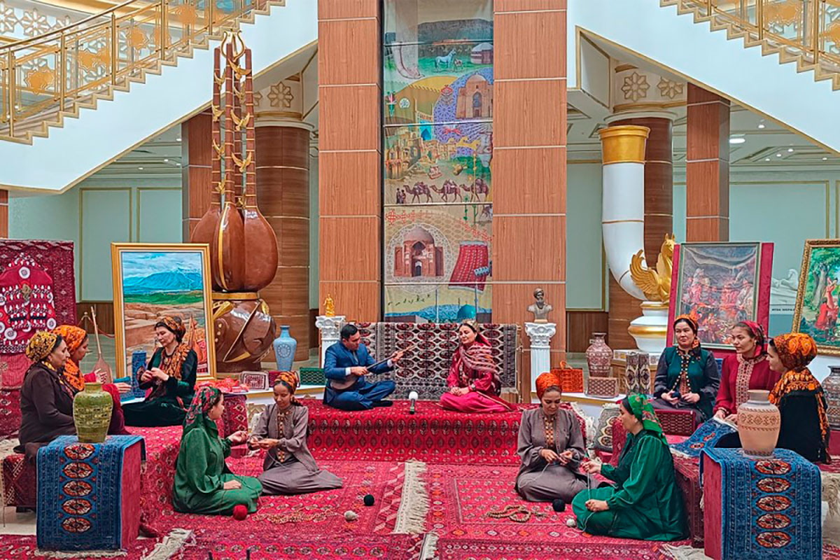 A festive event was dedicated to the worldwide glory of Turkmen carpets in the museum of the city of Arkadag