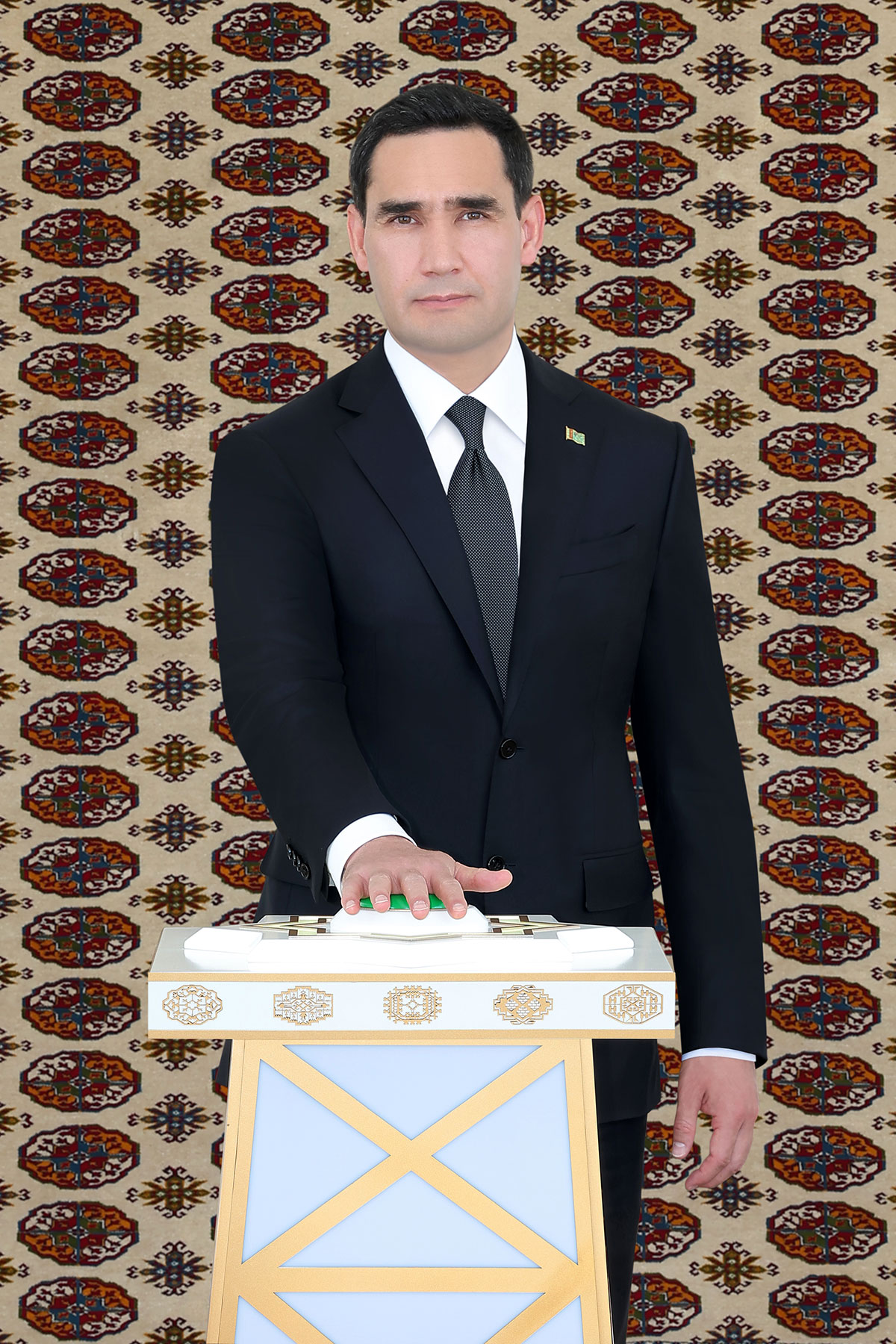 Hormatly Prezidentimiz Serdar Berdimuhamedow täze elektroenergetika desgalarynyň işe girizilmegi mynasybetli dabaralara gatnaşdy