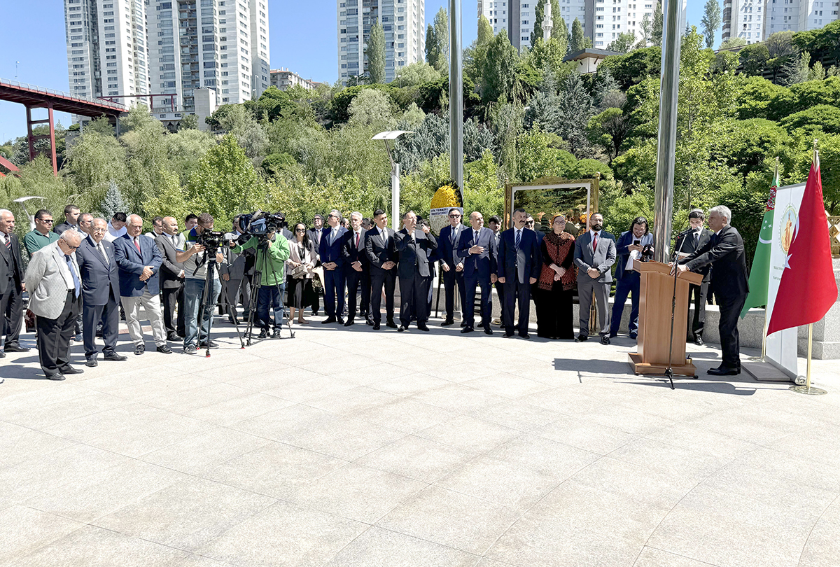 Türkmenistanyň Ilçihanasy tarapyndan Ankara şäherinde Magtymguly Pyragynyň ýadygärliginde gül goýmak  dabarasy geçirildi