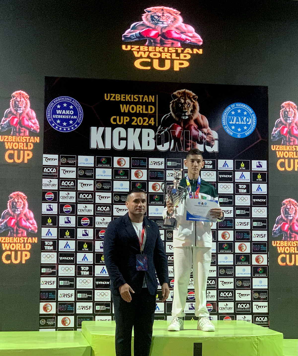 Олар мас әйелді ұрып-соғып, оны аяқтады.