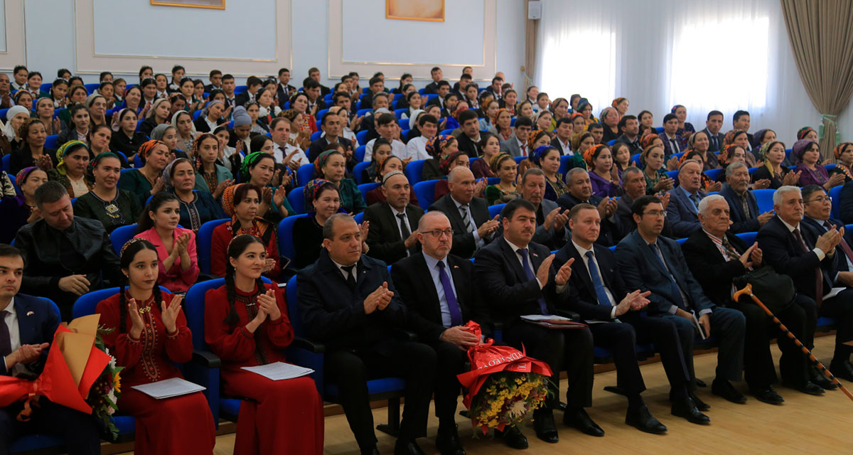 Täjigistanda «Magtymguly Pyragy we türkmen-täjik dostlugy» atly döredijilik agşamy geçirildi