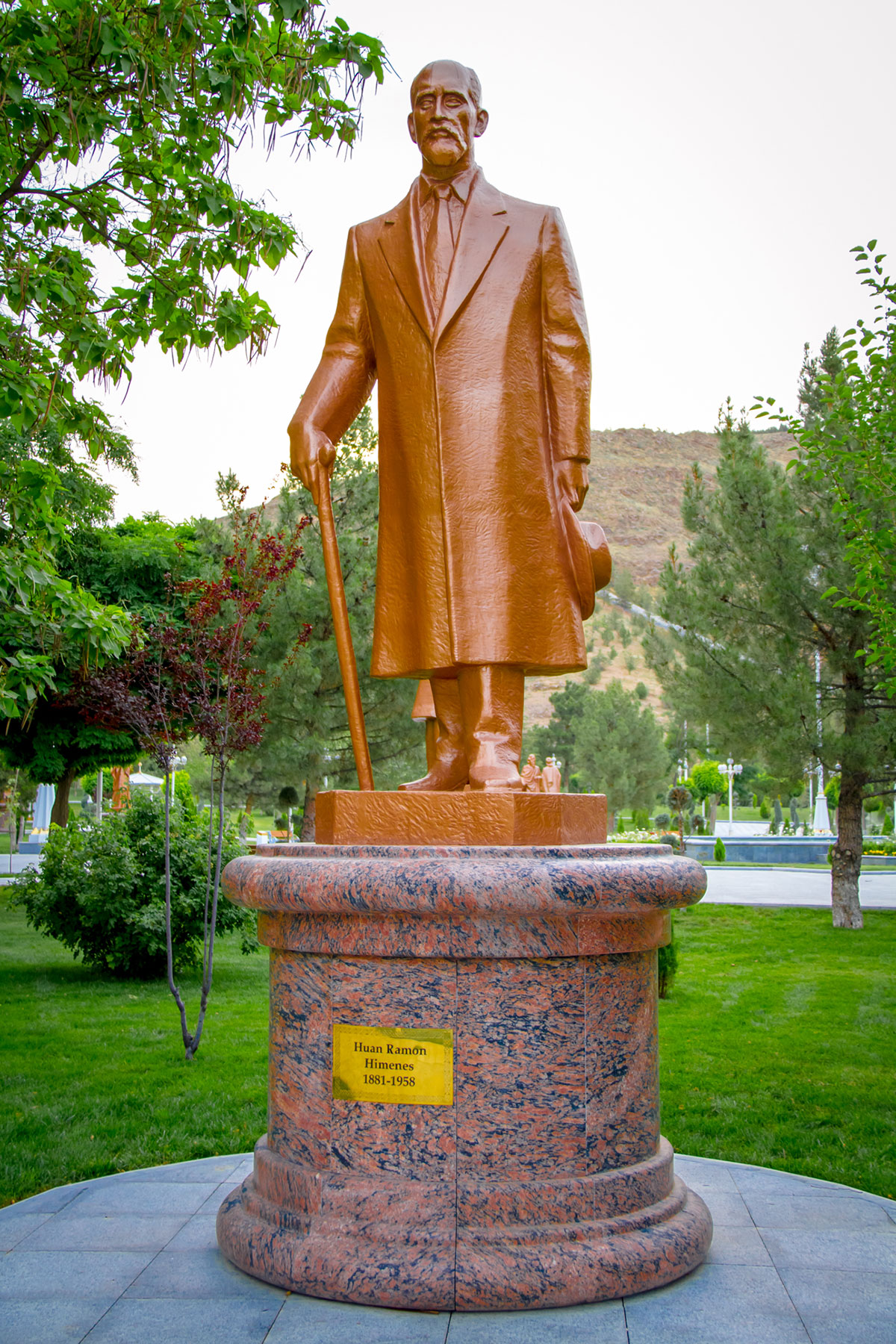 Монументы выдающихся личностей в культурно-парковом комплексе «Magtymguly Pyragy»: Хуан Рамон Хименес