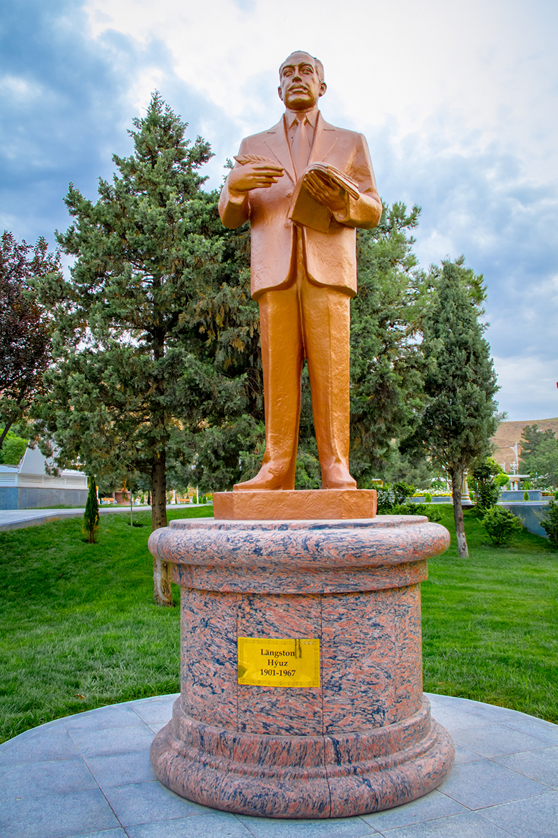 Монументы выдающихся личностей в культурно-парковом комплексе «Magtymguly Pyragy»: Лэнгстон Хьюз