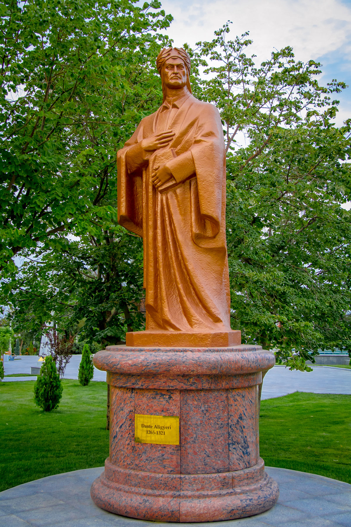 Монументы выдающихся личностей в культурно-парковом комплексе «Magtymguly Pyragy»: Данте Алигьери